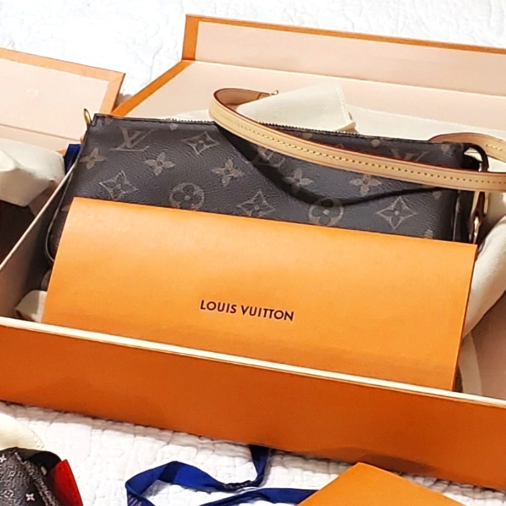 Louis Vuitton Monogram  Pochette Accessoires